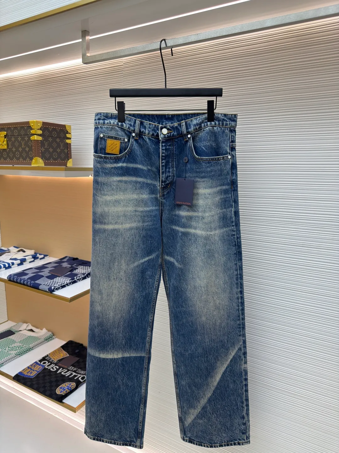 LOUIS VUITTON sun-faded jeans ●Authentic product: purchased and developed for 14800 ●Item number: 1680025-B45 ●Material: denim denim ●Technology: sun-faded ●Version: fitted version ●Size: 30-32-34-36 ●Weight: about 760g ●Description: Classic blue, aged and faded, full of retro tones, like something out of a 90s fashion magazine. Wear it, casual and comfortable, full of relaxation, and easily create a fashionable atmosphere. The fabric is soft and elastic, allowing you to move freely while wearing it, and it will carry the wind when you walk. The three-dimensional tailoring fits the shape of the legs, hides the flesh and makes the legs straight, and can be controlled by both pear-shaped and rectangular figures. The overall wiring is straight and delicate, the fabric is comfortable and soft, and the color is consistent without color difference. It can be matched with the same style to create a fashionable look and control various occasions. Customized accessories, complete with three standards, same style for men and women!